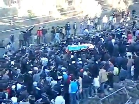 فري برس حوران الحارّة خروج أعداد غفيرة في تشييع مهيب للشهيد محمد بقدلية 29 12 2011 ج3