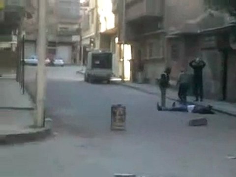 فري برس ريف دمشق دوما الشهداء على أرض و لم نستطيع الوصول اليه 29 12 2011