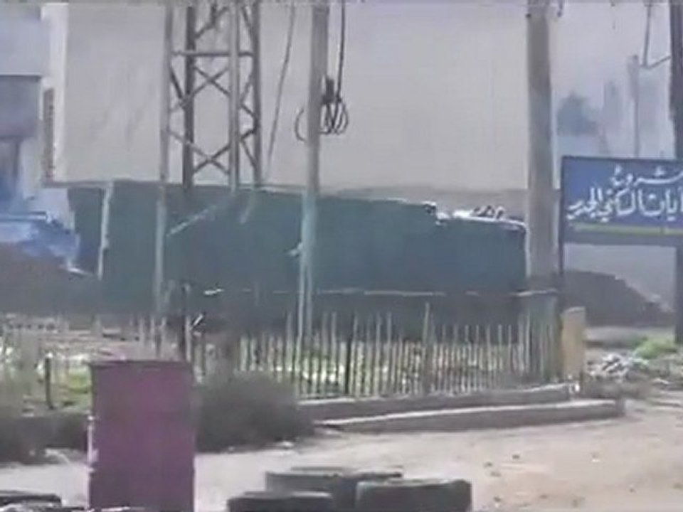 فري برس   حمص باباعمرو الدبابات لازالت في الحي أمام اللجنة 31 12 2011