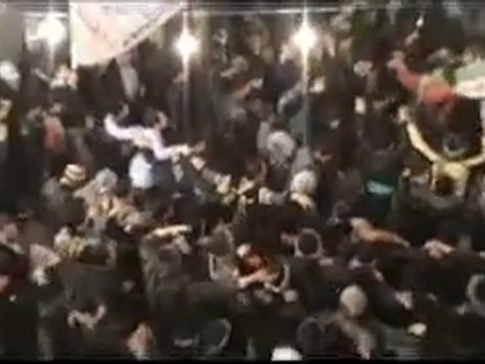 فري برس   مقطع رائع جداُ من عزاء شهداء مدينة دوما الأبية 31 12 2011