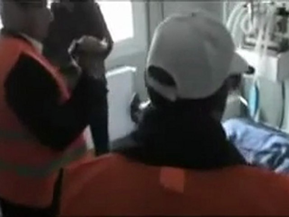 فري برس   حمص باب السباع مونتاج لقدوم اللجنة لحي باب السباع ودخولها لمشفى باب السباع الخيري ورؤية المعانات 1 1 2012