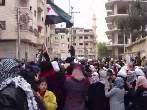 فري برس معضمية الشام مظاهرة حاشدة والهتافات بإعدام بشار على مسمع من اللجنة 01 01 2012