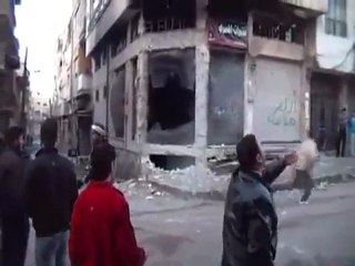 فري برس   إطلاق النارعلى المتظاهرين بعد مظاهرة باب السباع 27 12 2011 ج1