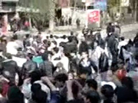 فري برس ريف دمشق داريا تجمع آلاف المتظاهرين بانتظار المراقبين العرب 2 1 2012 ج3