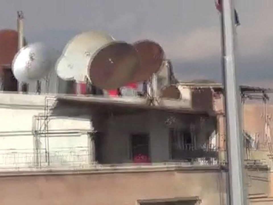 فري برس   ريف دمشق داريا علم الاستقلال في سماء داريا 2 1 2012