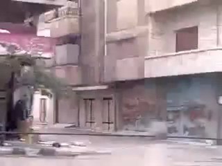 فري برس   حماة شارع العلمين ردا على العربي مظاهر مسلحة في الشارع 2 1 2012