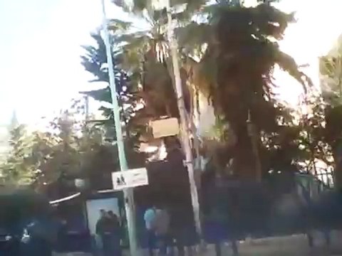 فري برس اللاذقية عناصر الأمن امام مدرسة عدنان المالكي 4 1 2012