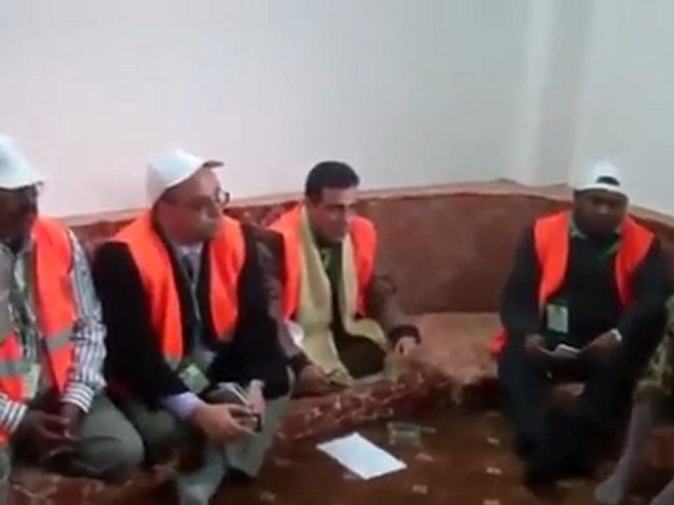 فري برس   حمص   لقاء ضباط الجيش الحر مع لجنة المراقبين 4 1 2012