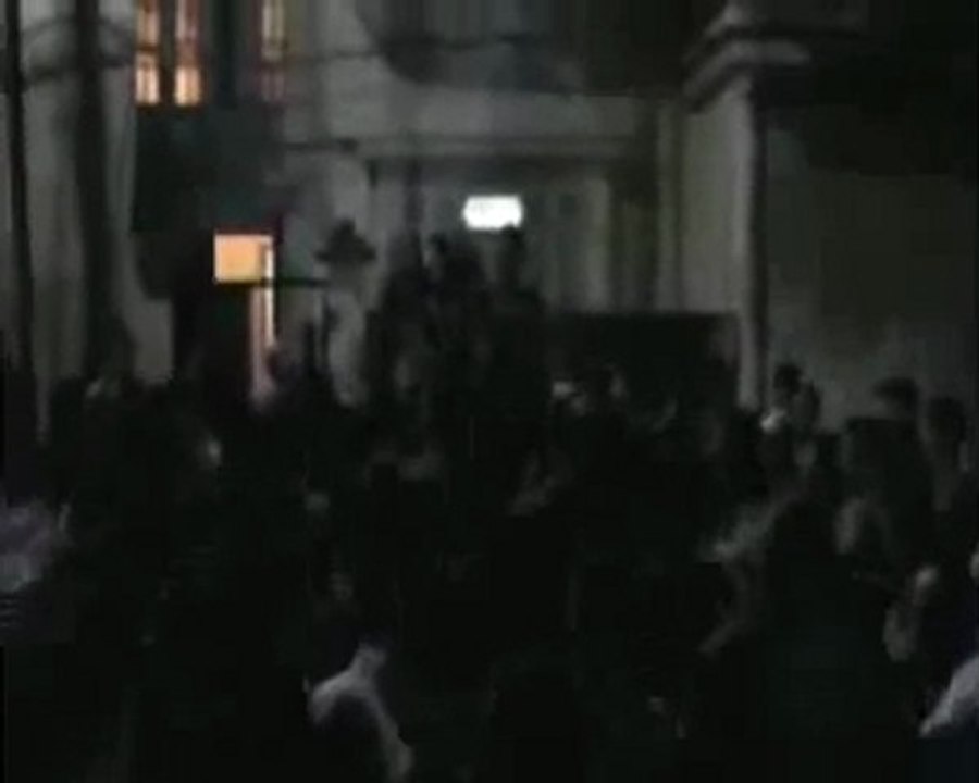 فري برس   حمص مسائية حي الخالدية على باب اهل الشهيد علي حنكش الذي استشهد اليوم على يد قوى الأمن 4 1 2012