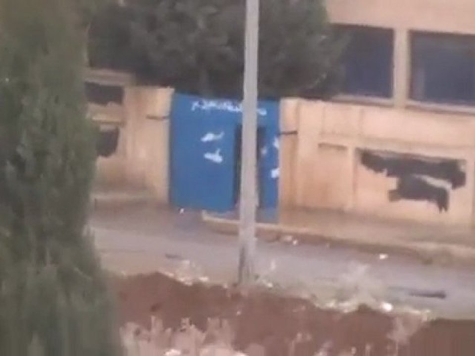 فري برس   درعا المحطة حي الكاشف هروب الكاسحة من امام ابطال حي الكاشف جمعة ان تنصرو الله 6 1 2012