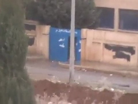 فري برس درعا المحطة حي الكاشف هروب الكاسحة من امام ابطال حي الكاشف جمعة ان تنصرو الله 6 1 2012