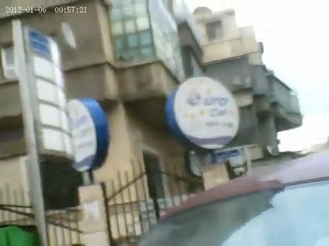 فري برس استخدام صهاريج الماء لابعاد المتظاهرين الذين هبوا لنصرة اخوانهم المحتجزين في جامع الرفاعي دمشق 6 1 2012