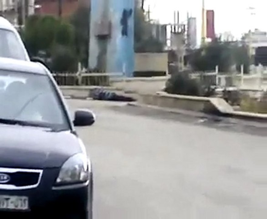 فري برس   ريف دمشق الزبداني   ريف دمشق جثمان أحد العناصر المنشقين 08 01 2012