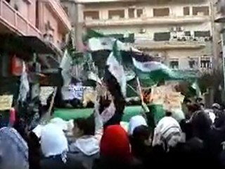 فري برس   حمص  حي الملعب حاشدة قبل تفريقها من قبل المصفحات 8 1 2012