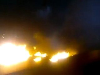 فري برس   ريف حلب    قطع طريق تركيا ردا على اقتحام اعزاز8 1 2012 ج1