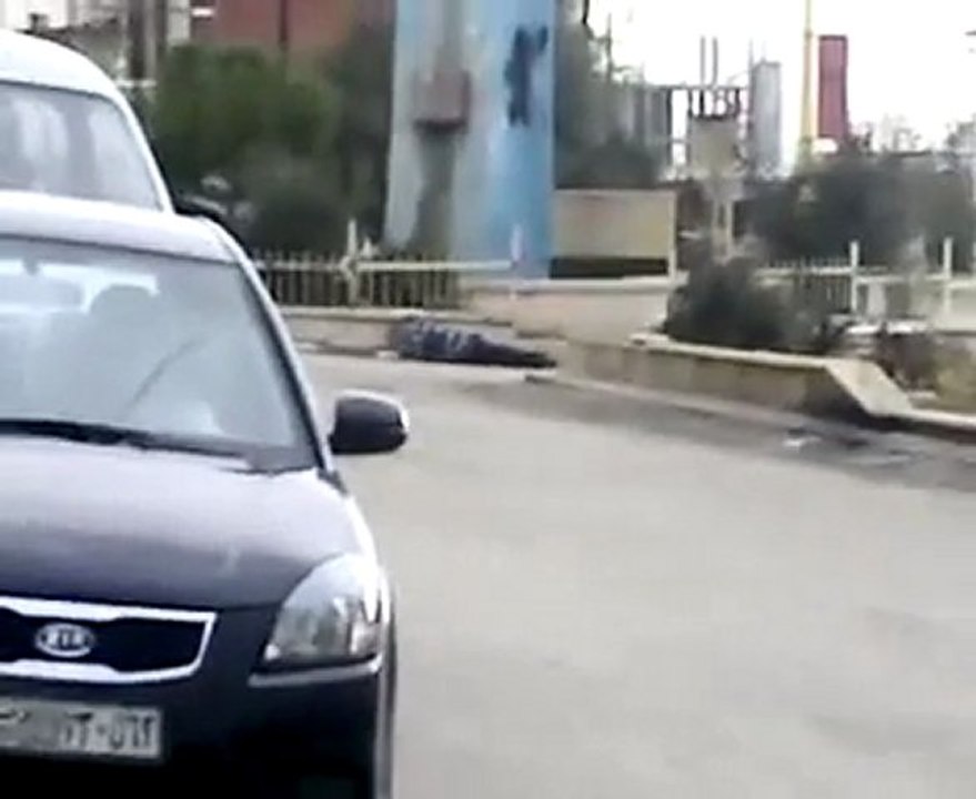 فري برس   الزبداني   ريف دمشق جثمان أحد العناصر المنشقين 08 01 2012