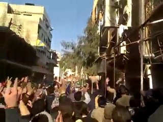 فري برس   قدسيا شباب الهامة يمزقون صورة الشبيح بشار 7 1 2012