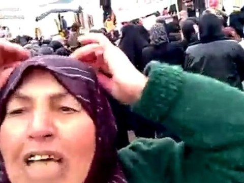 فري برس كفرروما لقاء مع احدى حرائر كفرروما اثناء المظاهرة تتحدث فيه عن وضع البلدة وانتظارهم الطويل للجنة العربية 9 1 2012