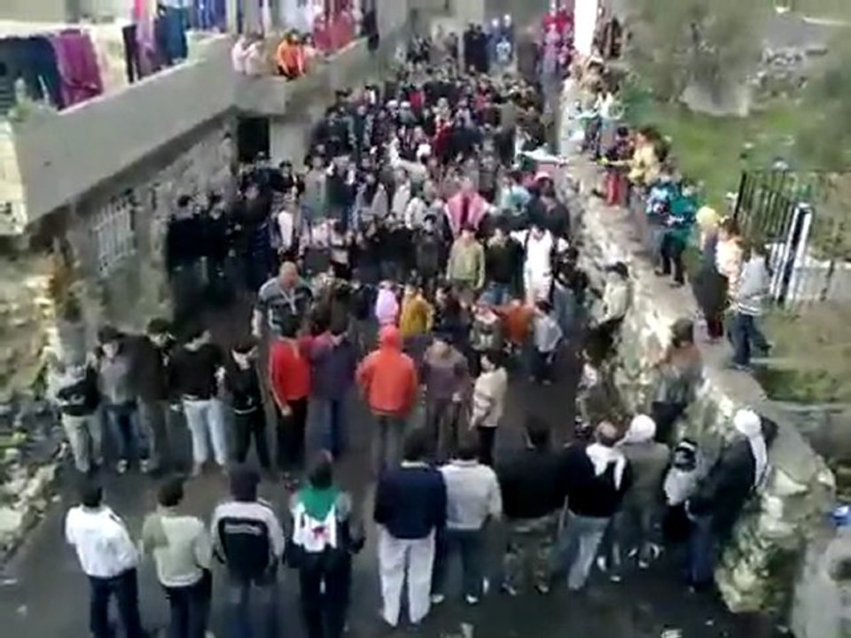 فري برس   اللاذقية الحفة   بابنا والجنكيل   مظاهرة ردا على الخطاب 10 1 2012 ج3