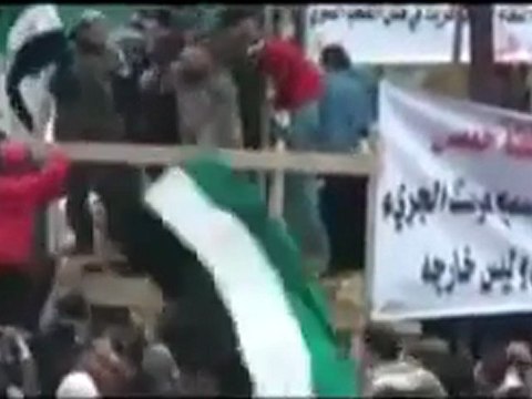 فري برس حمص صحفي ياباني يرقص البريك في مظاهرة الخالدية