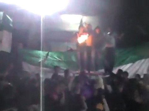 فري برس ساحة عمر بن عبد العزيز باب الدريب حرق صور بشا الأسد 10 1 2012