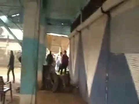 فري برس ادلب جسرالشغور محاولة دخول اهالي القرى الى جسرالشغور واطلاق النار عليهم من قبل الامن الشبيحة عندمخل البلدة جانب سوق الهال 10 1 2012