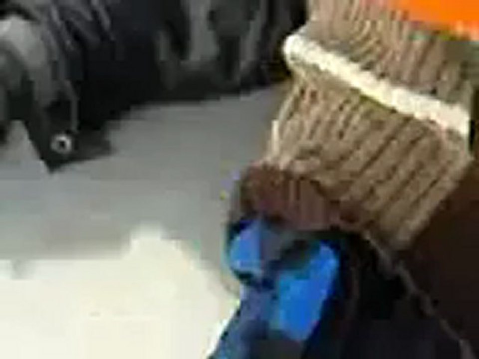 فري برس   جسرالشغور احد المصابين الذين اطلق النارعليهم امام لجنة المراقبين 10 1 2012