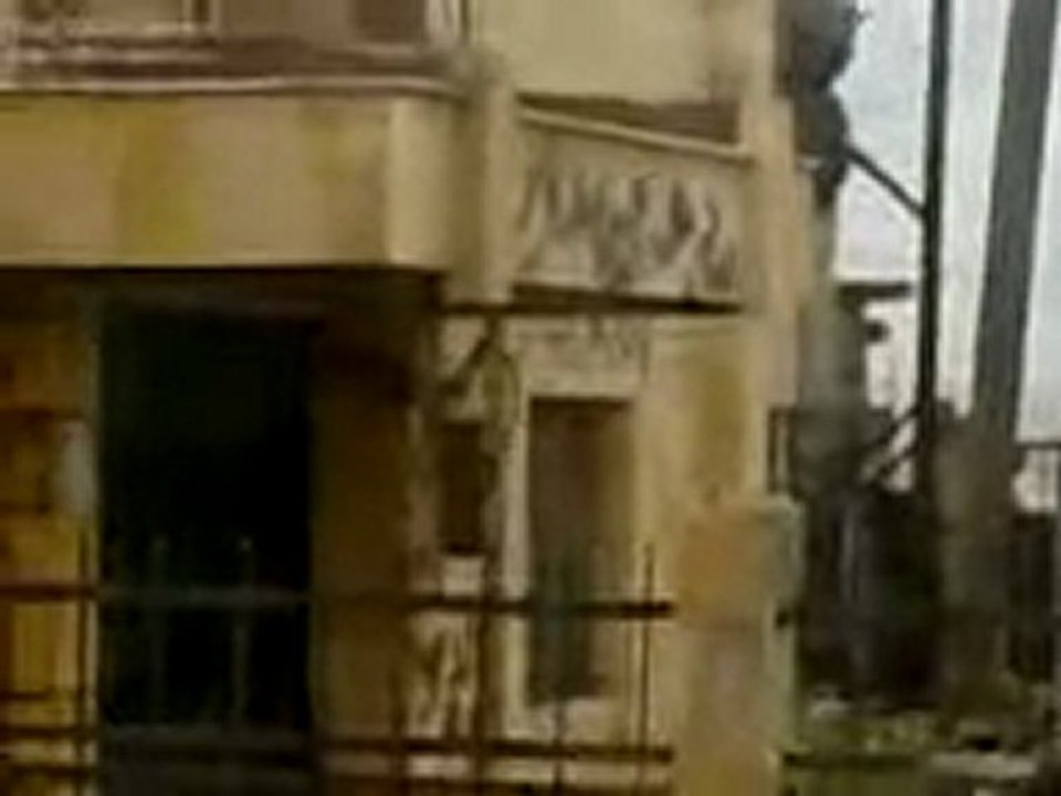 فري برس   حلب   الإبزمو    رفع علم الاستقلال فوق مبنى البلدية 10 1 2012