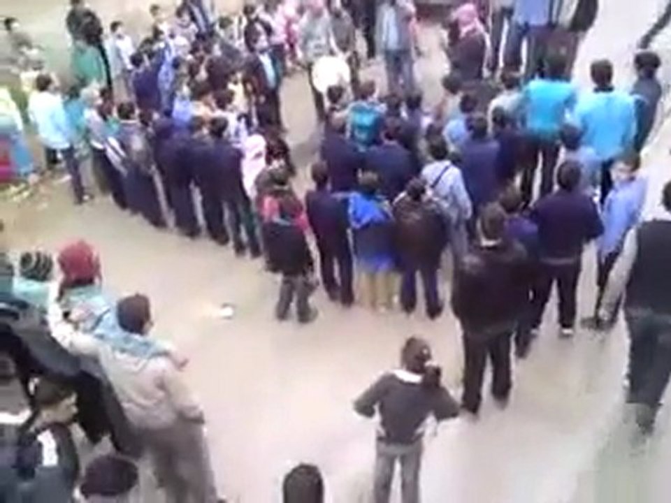 فري برس   حماه مظاهرة طلابية مدرسة عثمان الحوراني 12 1 2012 ج2