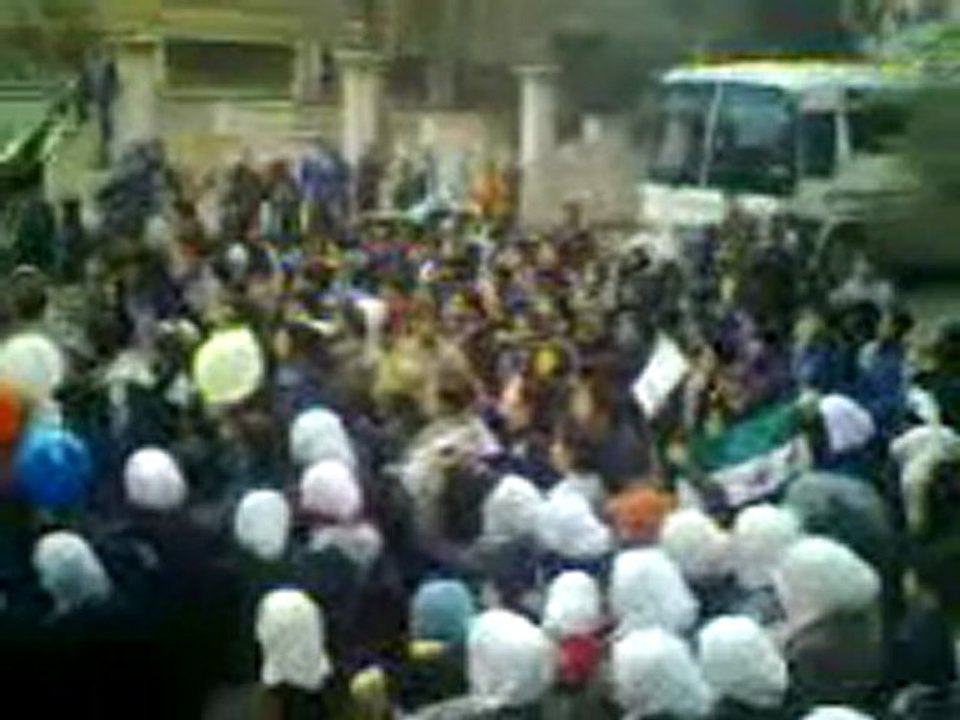 فري برس   ريف دمشق داريا  مظاهرة طلابية تطالب بالمعتقلين 12 1 2012 ج1