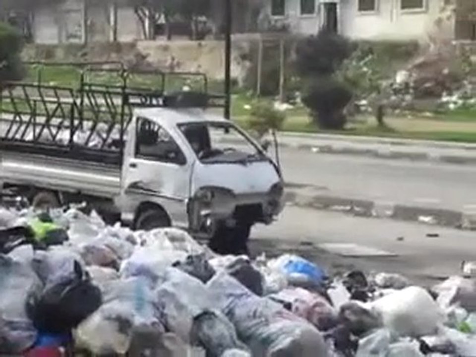 فري برس   حمص باب الدريب إصابة سيارة بقذيفة أربي جي 13 1 2012