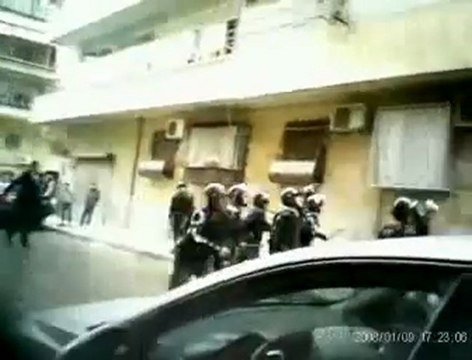 فري برس حلب اقتحام الأمن والشبيحة لأحد المنازل في الأعظمية 12 1 2012