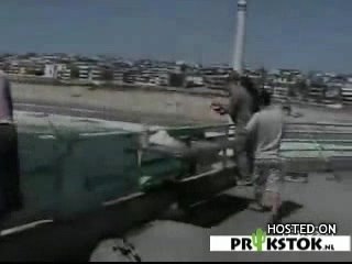 Guy stung by stingray !!!