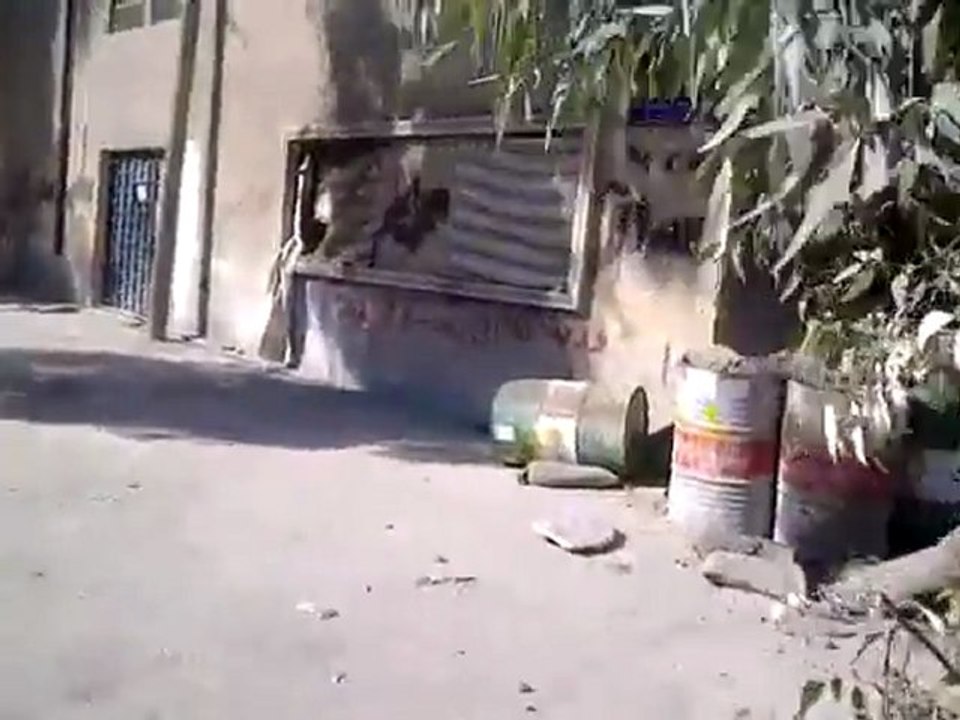 فري برس   البوكمال مدينة الله أكبر حاجز الامن والشبيحة في وسط ساحة الحرية 15 1 2012 ج1