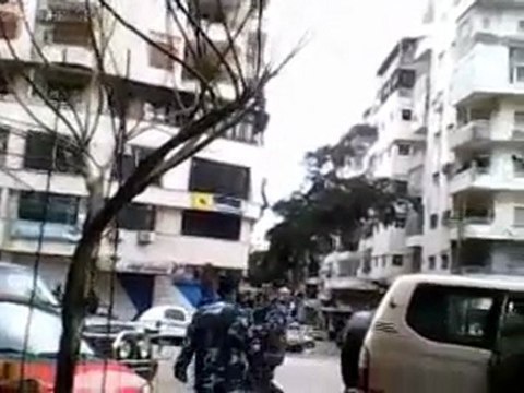فري برس اللاذقية شارع بور سعيد قطعان الأمن و الشبيحة تريد إعتقال طفل لا يزيد عمره عن 12 عام 13 1 2012