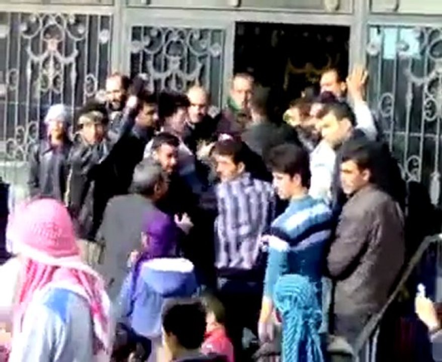 فري برس   المراقبون في مشفى الحسن لمعاينة الجرحى الذين سقطوا