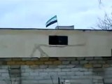 فري برس   حماة رفع علم الاستقلال فوق مقر حزب البعث في حي كازو 13 1 2012