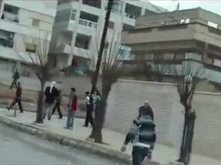 فري برس   حماه القصور اقتحام المصفحة لمظاهرة الحي 13 1 2012