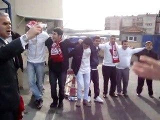 Sivasspor Taraftarından Mecnun Otyakmaz'a Destek ve Doğumgünü Kutlaması