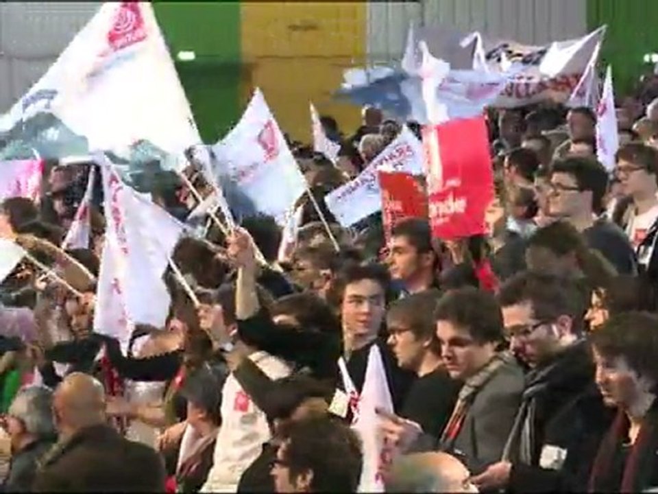 Ambiance surchauffée au Bourget en attendant François Hollande