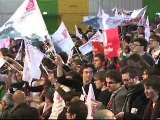 Ambiance surchauffée au Bourget en attendant François Hollande