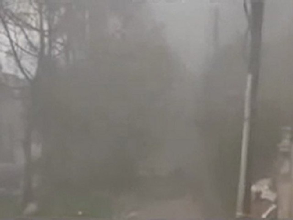 فري برس   قصف عشوائية بقذائف الهاون في حي الانشاءات في حمص 15 1 2012