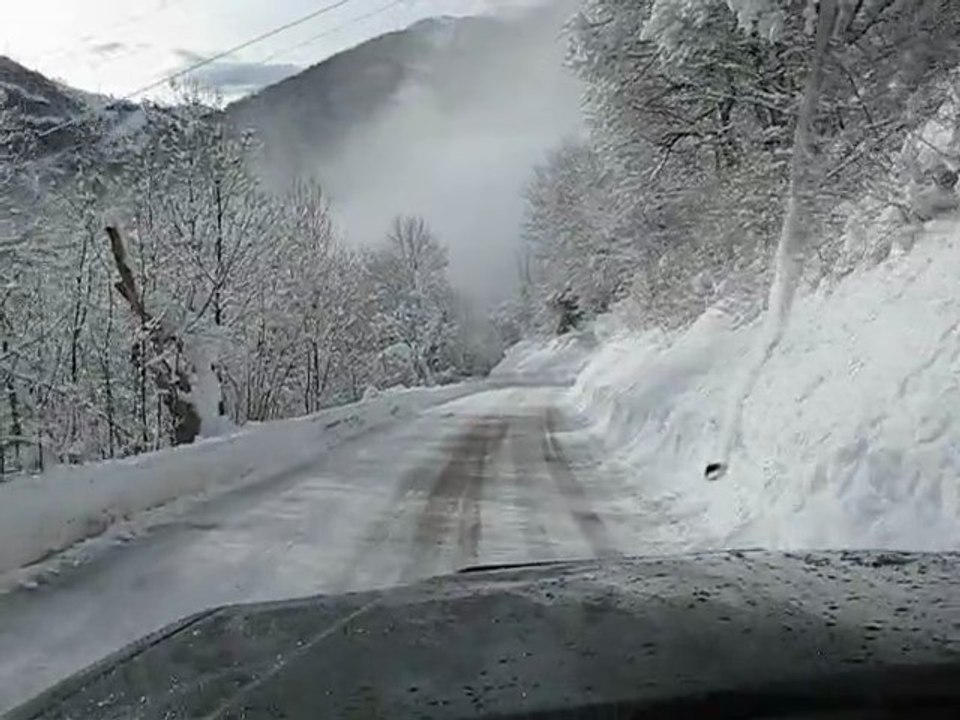 Toyota HJ61 en descente sur route enneigée dans le Massif de l'Oisans