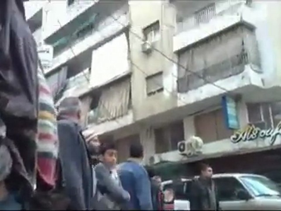 فري برس   اللاذقية التكبير من الأهالي في الصليبة و الأمن و الشبيحة بالسلاح يحيطون باللجنة لإرهاب الأهالي و مع ذلك الأبطال يتكلمون مع اللجنة 1