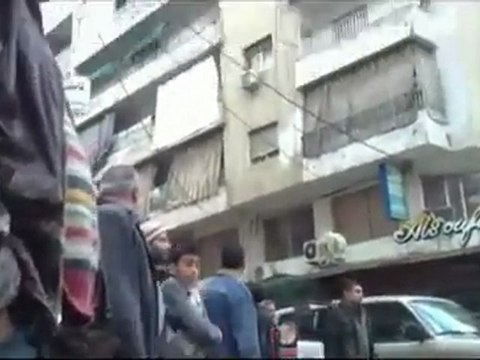 فري برس اللاذقية التكبير من الأهالي في الصليبة و الأمن و الشبيحة بالسلاح يحيطون باللجنة لإرهاب الأهالي و مع ذلك الأبطال يتكلمون مع اللجنة 1