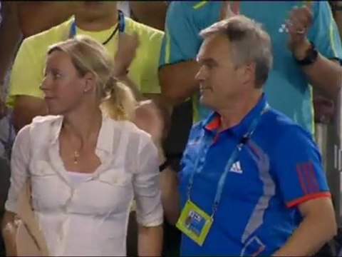 Clijsters, Wozniacki into quarters