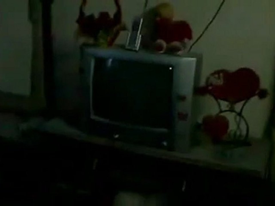 فري برس   أثار قصف حي الرفاعي في حمص والطفل الذي اصيبت امه واخته بأصابات خطيرة للغاية 16 1 2012