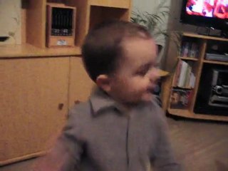 Théo aime danser