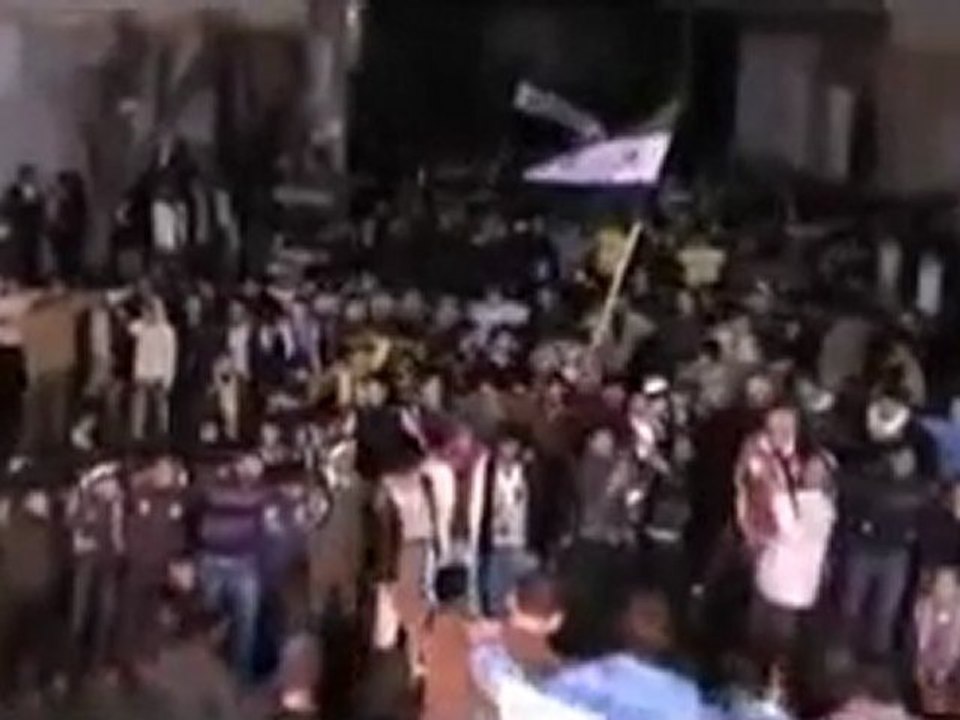 فري برس   حمص تلبيسة مظاهرة مسائية رائعة تحت المطر و اني طالع اتظاهر 16 1 2012