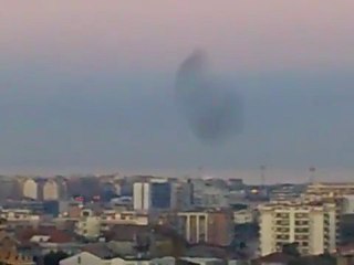 superbe OVNI ... nuée d oiseaux